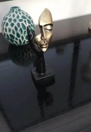 Statuetta viso astratto oro e nero