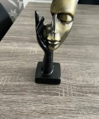 Statuetta viso astratto oro e nero