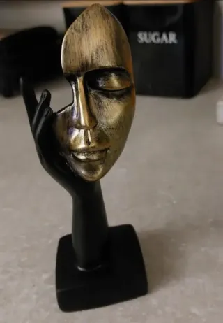 Statuetta viso astratto oro e nero