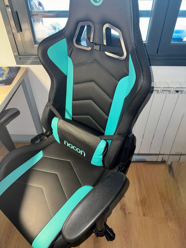 Silla gamer Nacon luces led con mando.