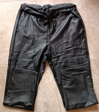 Pantalón efecto piel negro