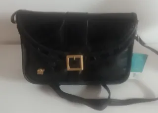 Bolso bandolera negro con hebilla dorada