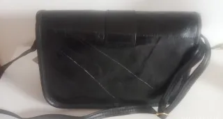 Bolso bandolera negro con hebilla dorada