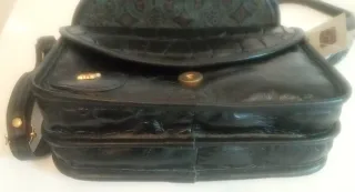 Bolso bandolera negro con hebilla dorada