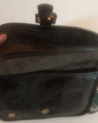 Bolso bandolera negro con hebilla dorada