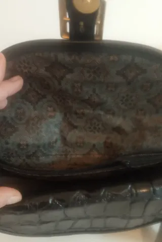 Bolso bandolera negro con hebilla dorada