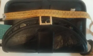 Bolso bandolera negro con hebilla dorada