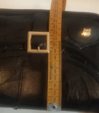 Bolso bandolera negro con hebilla dorada