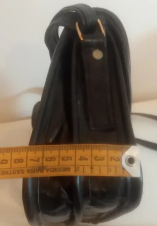 Bolso bandolera negro con hebilla dorada