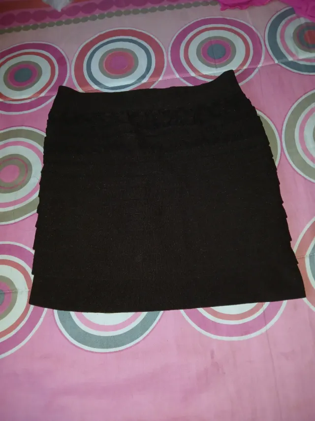 Falda corta marrón volantes elegante