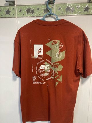 Camiseta Nike naranja gráfica