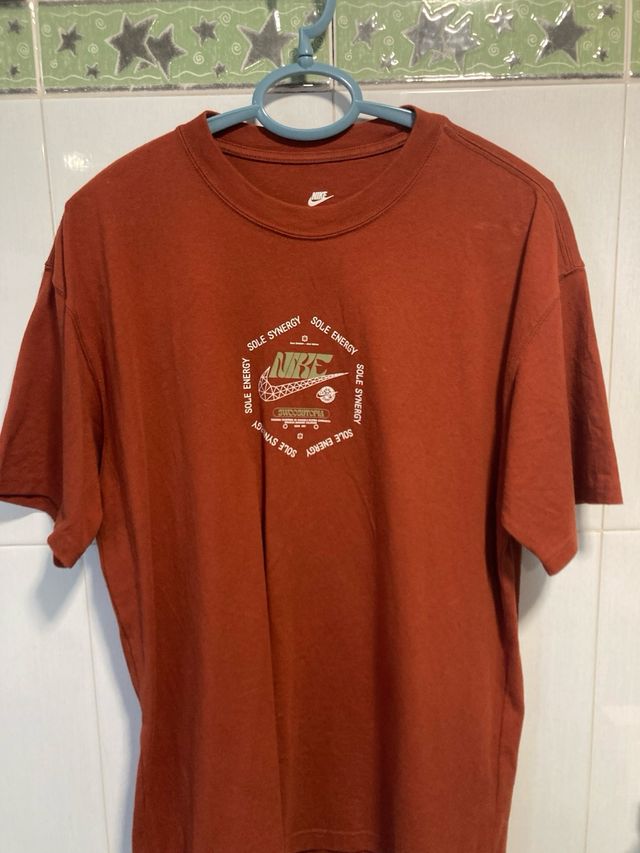 Camiseta Nike naranja gráfica