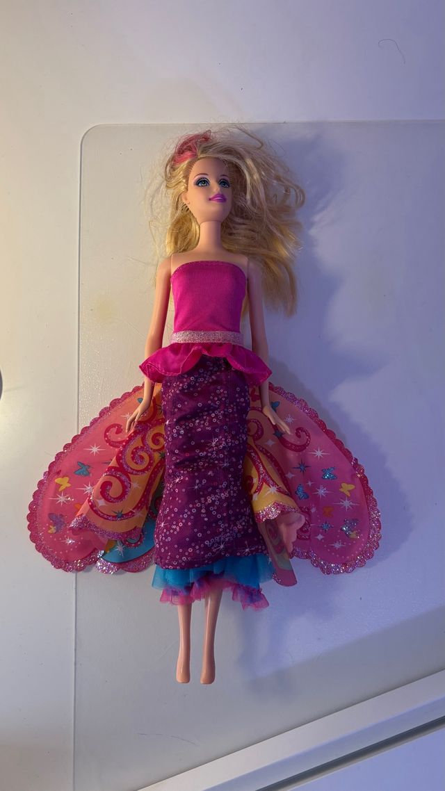 Barbie con alas, vestido y con carro volador