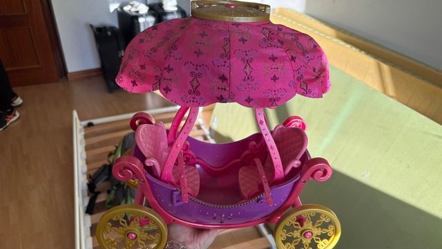 Barbie con alas, vestido y con carro volador