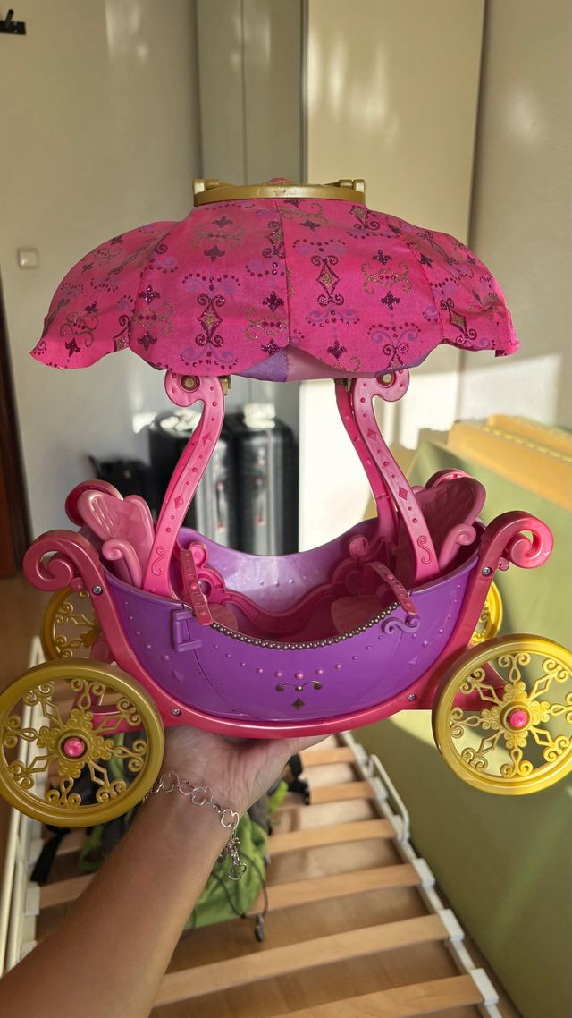 Barbie con alas, vestido y con carro volador