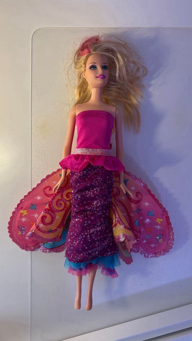 Barbie con alas, vestido y con carro volador
