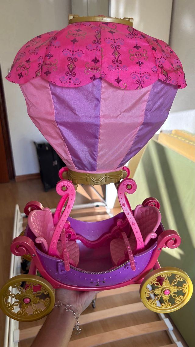 Barbie con alas, vestido y con carro volador