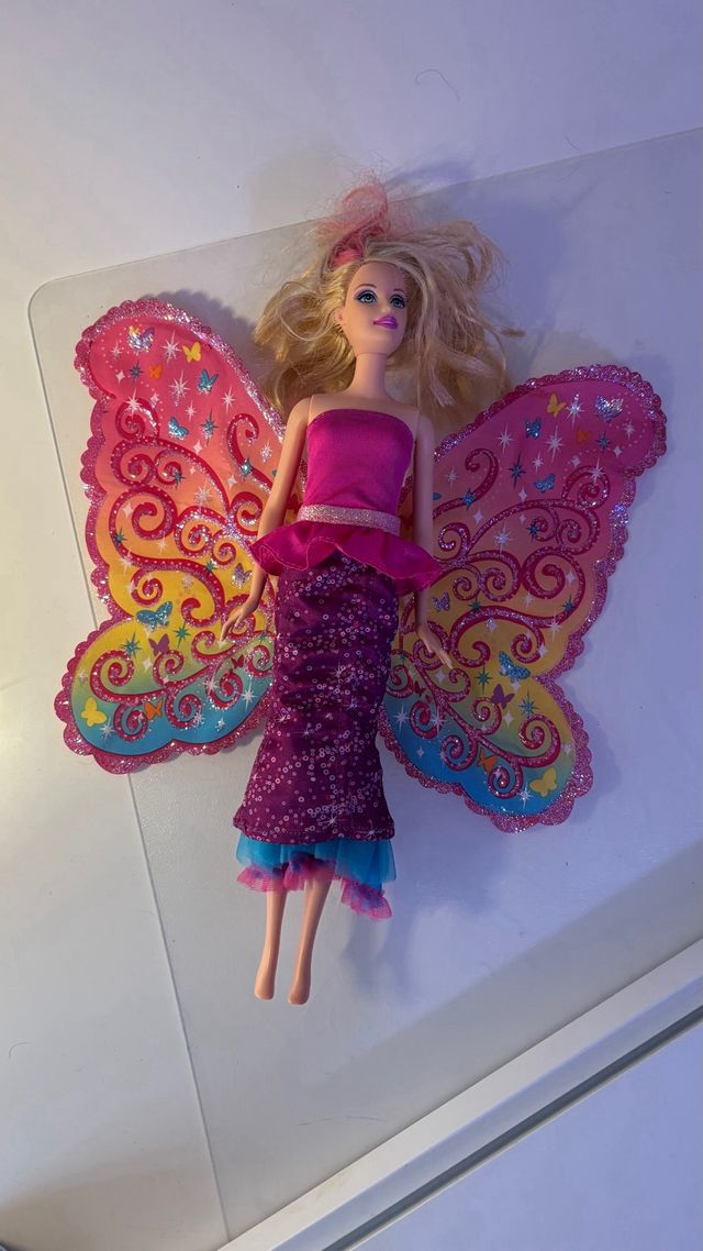 Barbie con alas, vestido y con carro volador