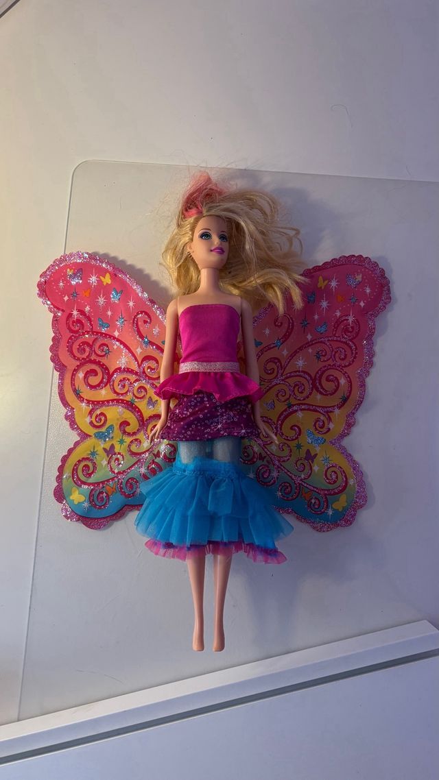 Barbie con alas, vestido y con carro volador