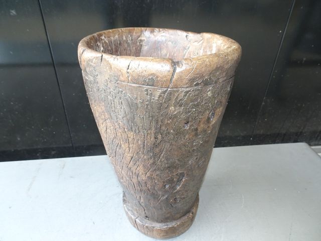 Mortero antiguo de madera