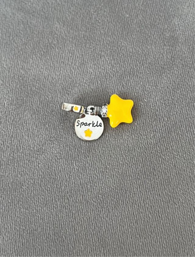 Charm Estrella Sparkle. Bañado en Plata. Nuevo