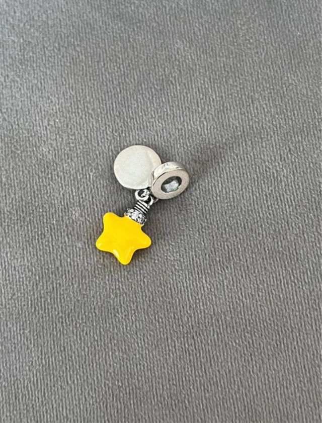 Charm Estrella Sparkle. Bañado en Plata. Nuevo