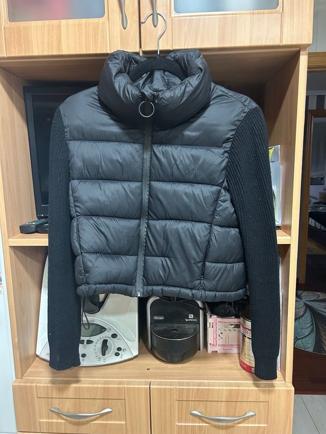 Chaqueta acolchada con mangas de punto