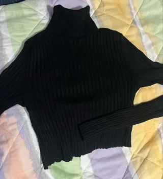 Maglietta nera collo alto a costine