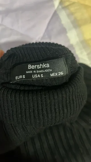 Maglietta nera collo alto a costine