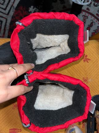 Botas de invierno rojas y negras