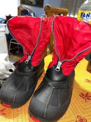 Botas de invierno rojas y negras