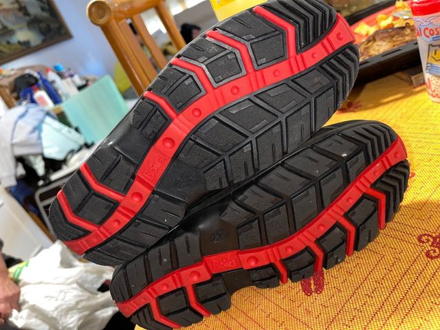 Botas de invierno rojas y negras