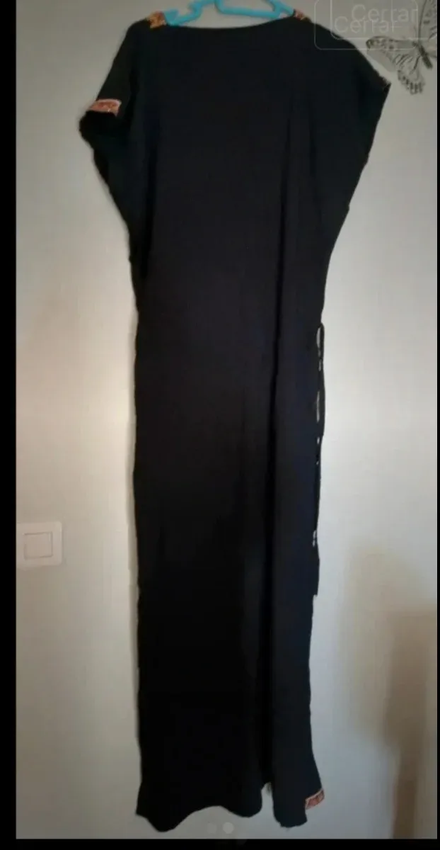 Vestido preto com bordado multicolor