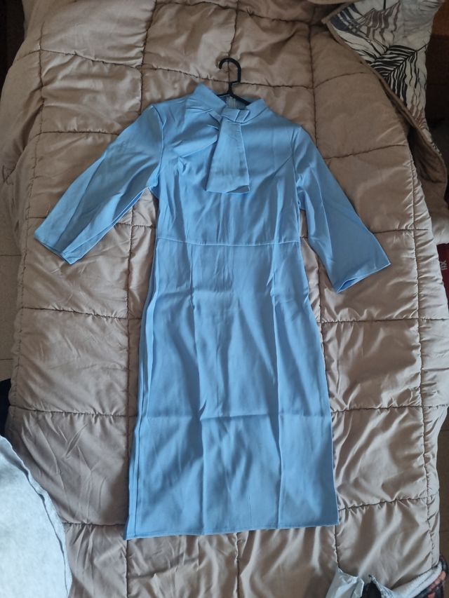 Vestido azul elegante con lazo