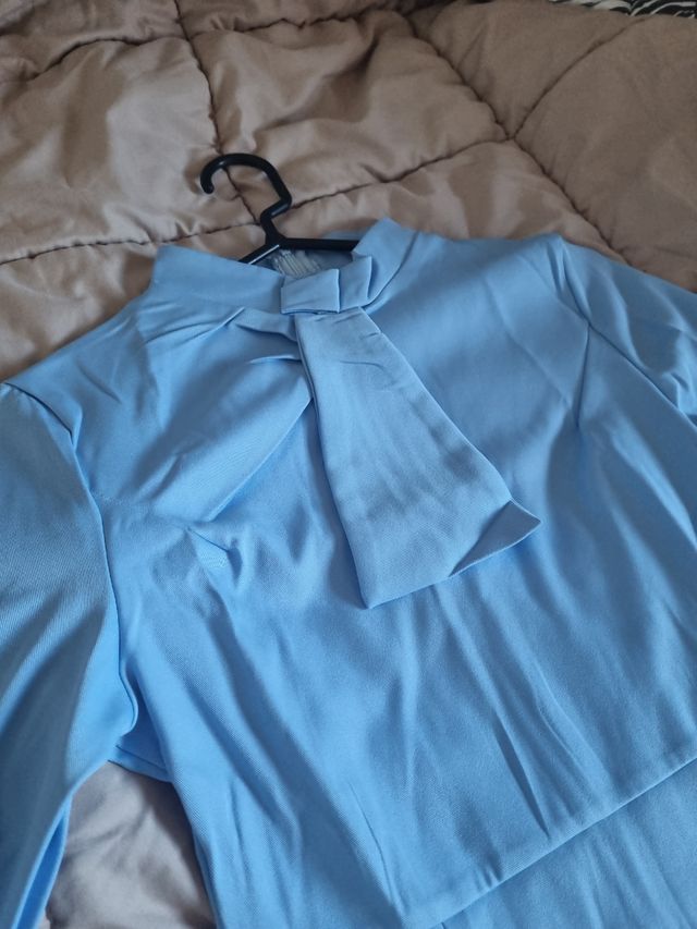 Vestido azul elegante con lazo