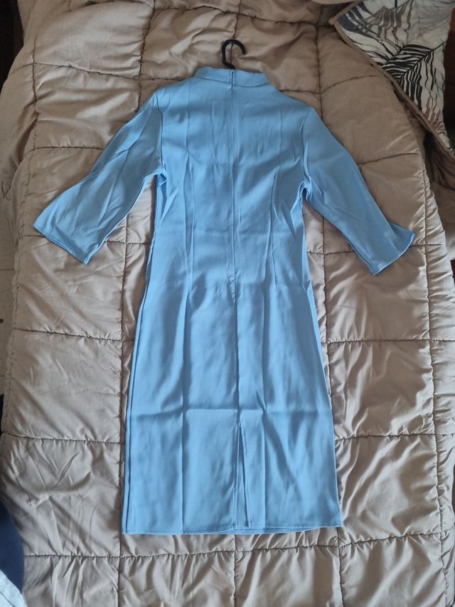 Vestido azul elegante con lazo