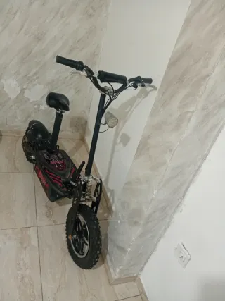 Patinete Eléctrico Negro con Asiento