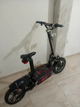 Patinete Eléctrico Negro con Asiento