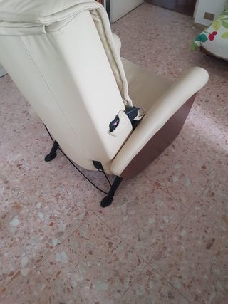 DUE-POLTRONE-RELAX-MASSAGG.-ELETTRICA IN PELLE