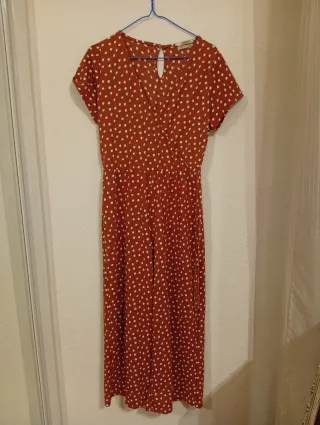 Mono marrón con lunares blancos