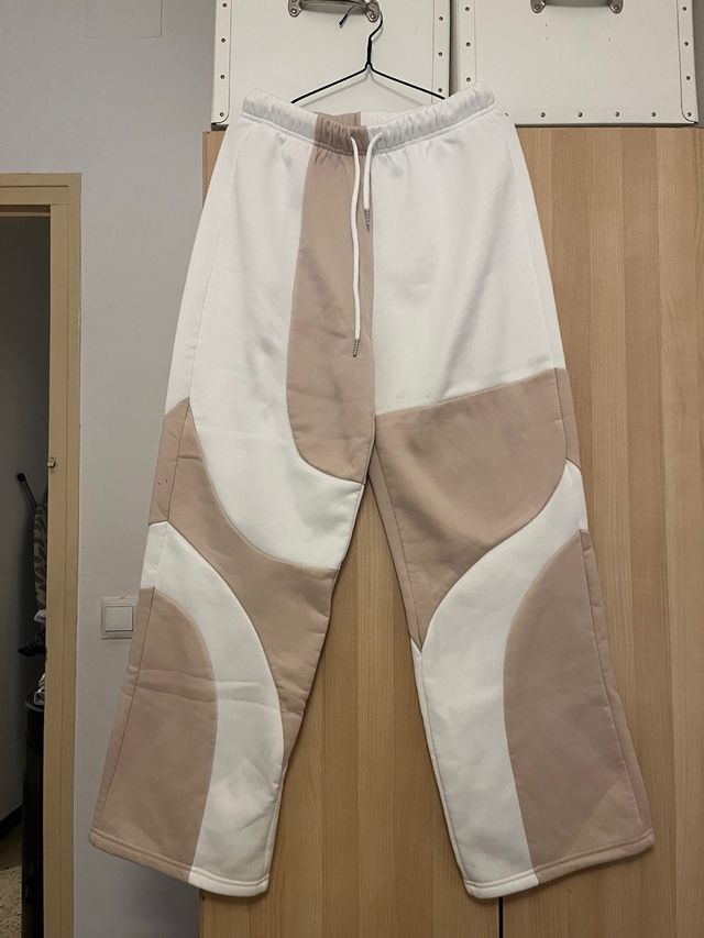 Pantaloni larghi bianchi e marroni