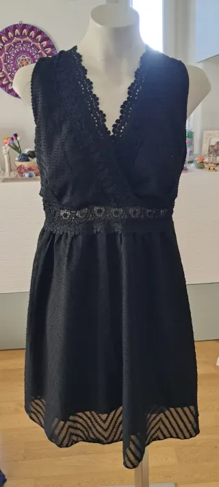 Abito nero con pizzo