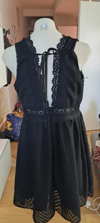 Abito nero con pizzo