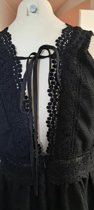 Abito nero con pizzo