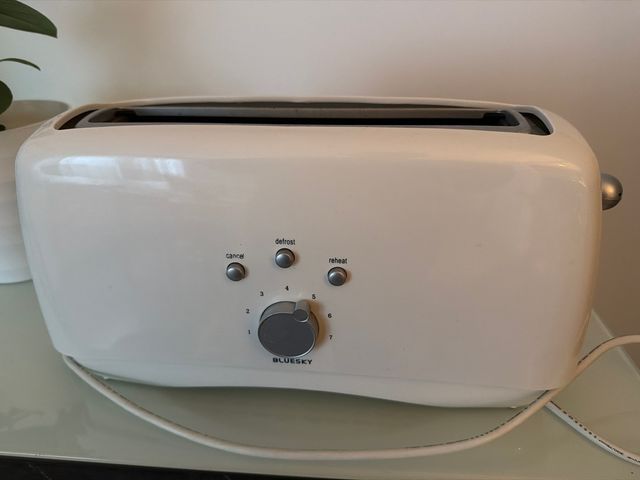 Tostadora Bluesky Blanca. 