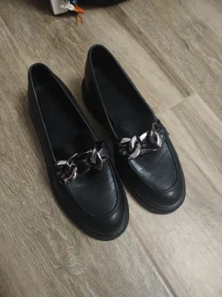 Mocasines negros con cadena