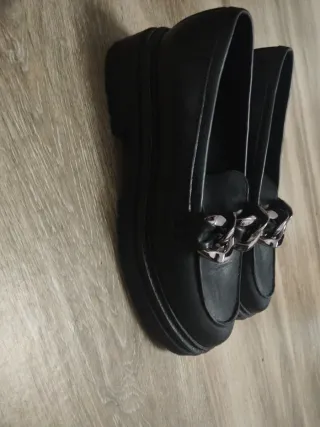Mocasines negros con cadena