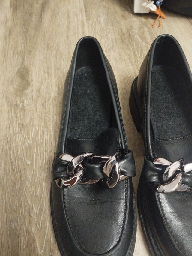 Mocasines negros con cadena