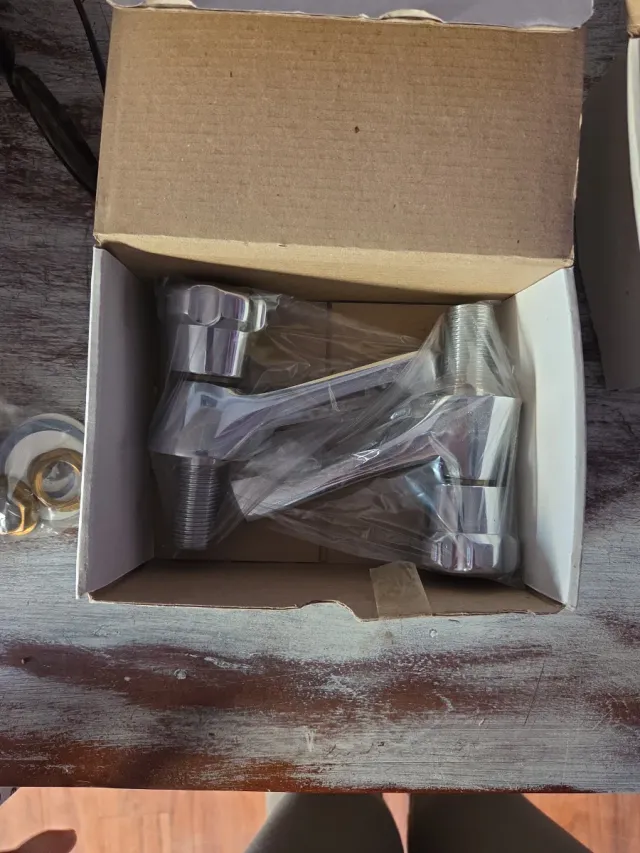 Grifo monomando de metal plateado