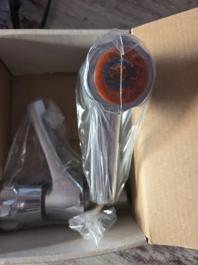 Grifo monomando de metal plateado